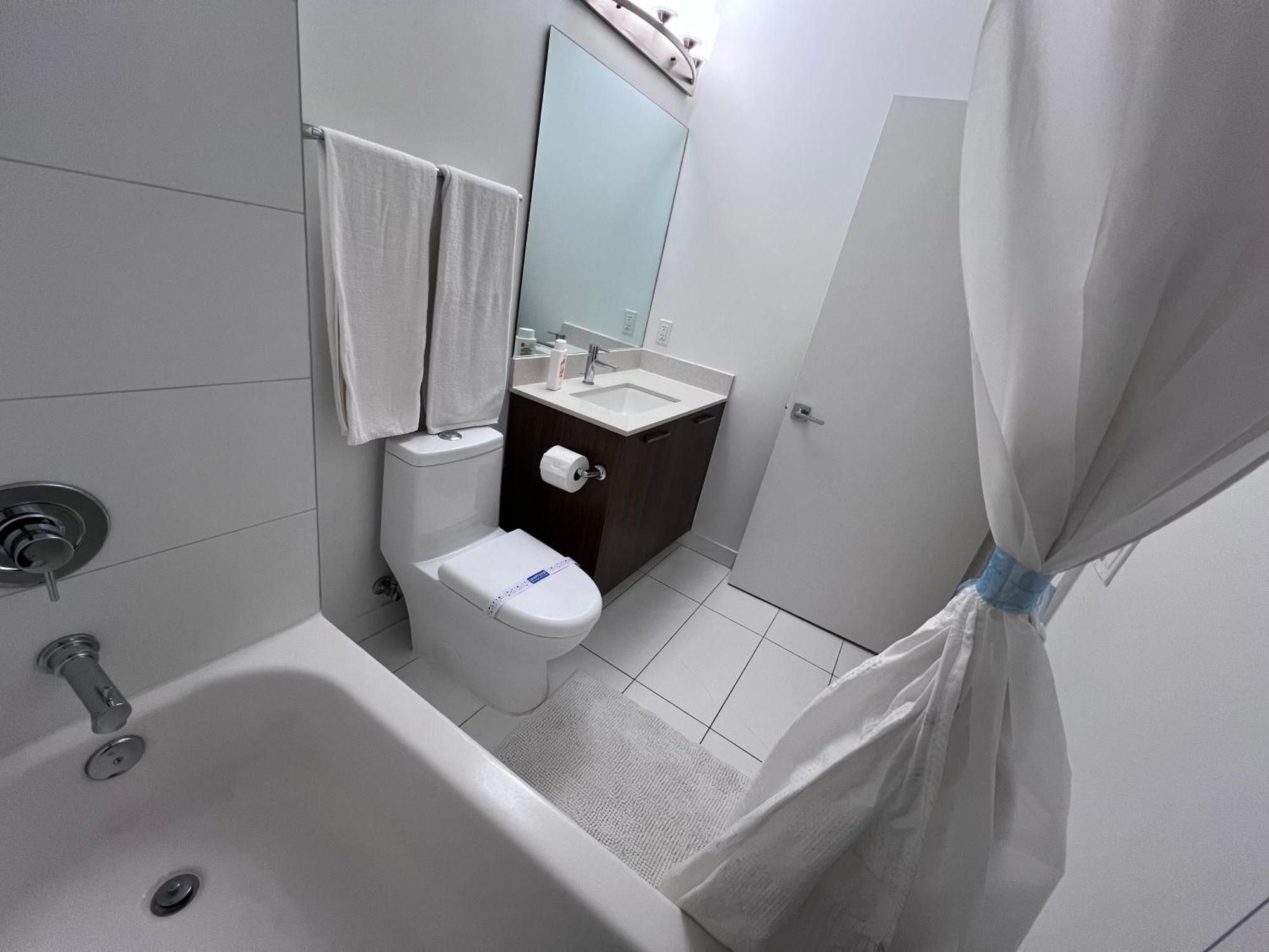 Master Bed Room In Calle Ocho Miami Eksteriør billede